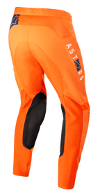 Alpinestars Supertech Foster-byxor, motocrossbyxor, orange, med svarta innerpaneler vid knäna, vit och blå ASTARS-logotyp på benet, avancerad stretch ripstop-konstruktion, vy bakifrån