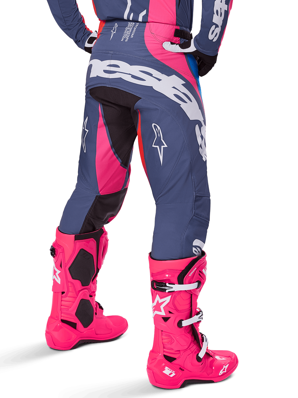 Alpinestars 2025 Techstar Dreem-byxor, motocrossbyxor, grå och rosa flerfärgad, sedd bakifrån med stor vit Alpinestars-logotyp över sätet, bärs med matchande klarrosa Tech 10-stövlar, hållbar racingutrustning för terrängkörning med förstärkta paneler.