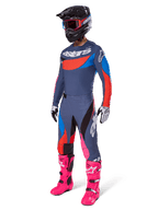 Alpinestars 2025 Techstar Dreem byxor, motocrossbyxor, grå multifärg med blå, röda och rosa detaljer, bärs med matchande tröja och klarrosa stövlar, med svart hjälm och vita handskar, komplett utrustningsset för terrängkörning