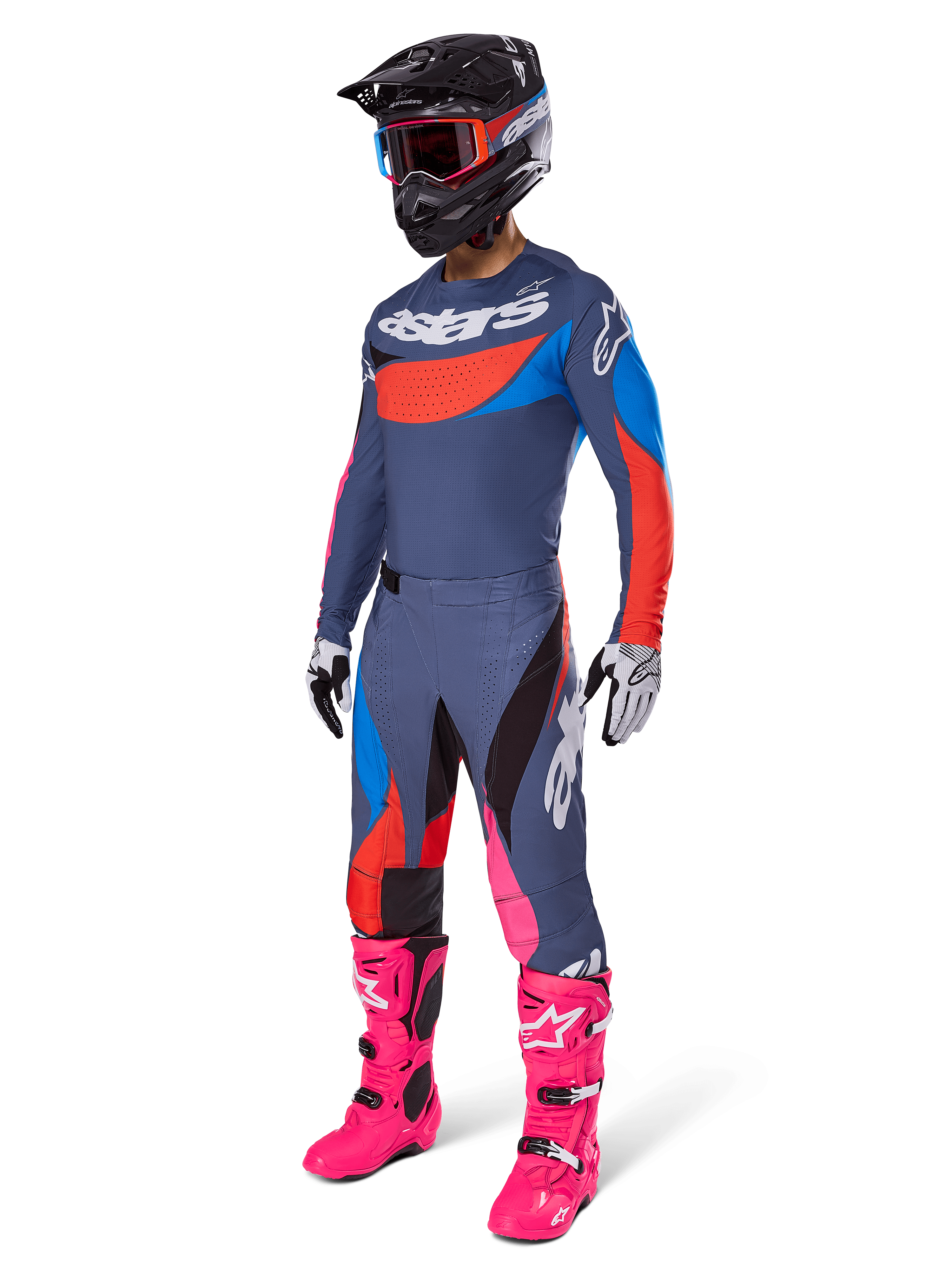 Alpinestars 2025 Techstar Dreem byxor, motocrossbyxor, grå multifärg med blå, röda och rosa detaljer, bärs med matchande tröja och klarrosa stövlar, med svart hjälm och vita handskar, komplett utrustningsset för terrängkörning