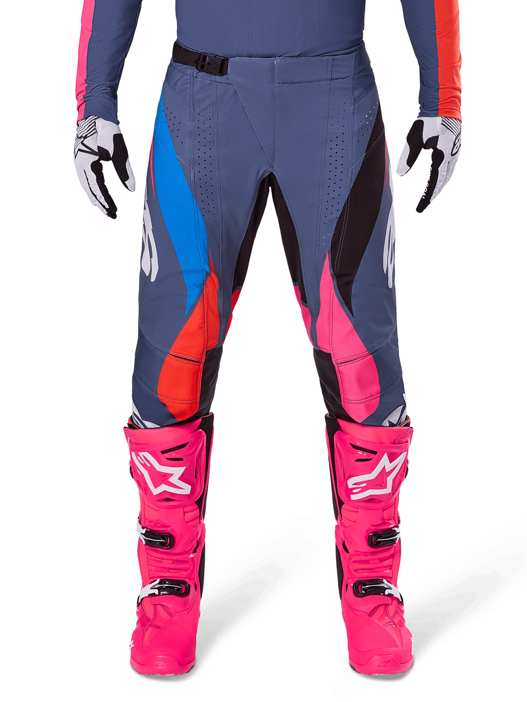 Alpinestars 2025 Techstar Dreem byxor, motocrossbyxor, grå multifärgade med rosa, blå och orangea detaljer, bärs med knallrosa motocross-stövlar och matchande tröja, atletisk racingpassform med laserskurna ventilationshål