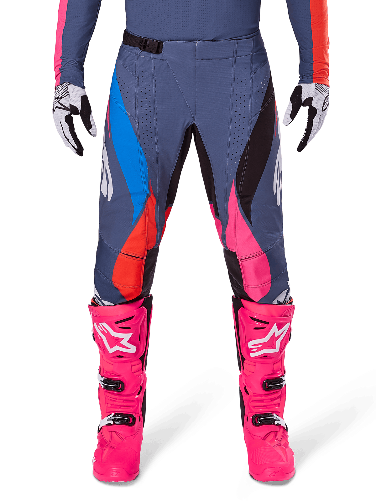 Alpinestars 2025 Techstar Dreem byxor, motocrossbyxor, grå multifärgade med rosa, blå och orangea detaljer, bärs med knallrosa motocross-stövlar och matchande tröja, atletisk racingpassform med laserskurna ventilationshål