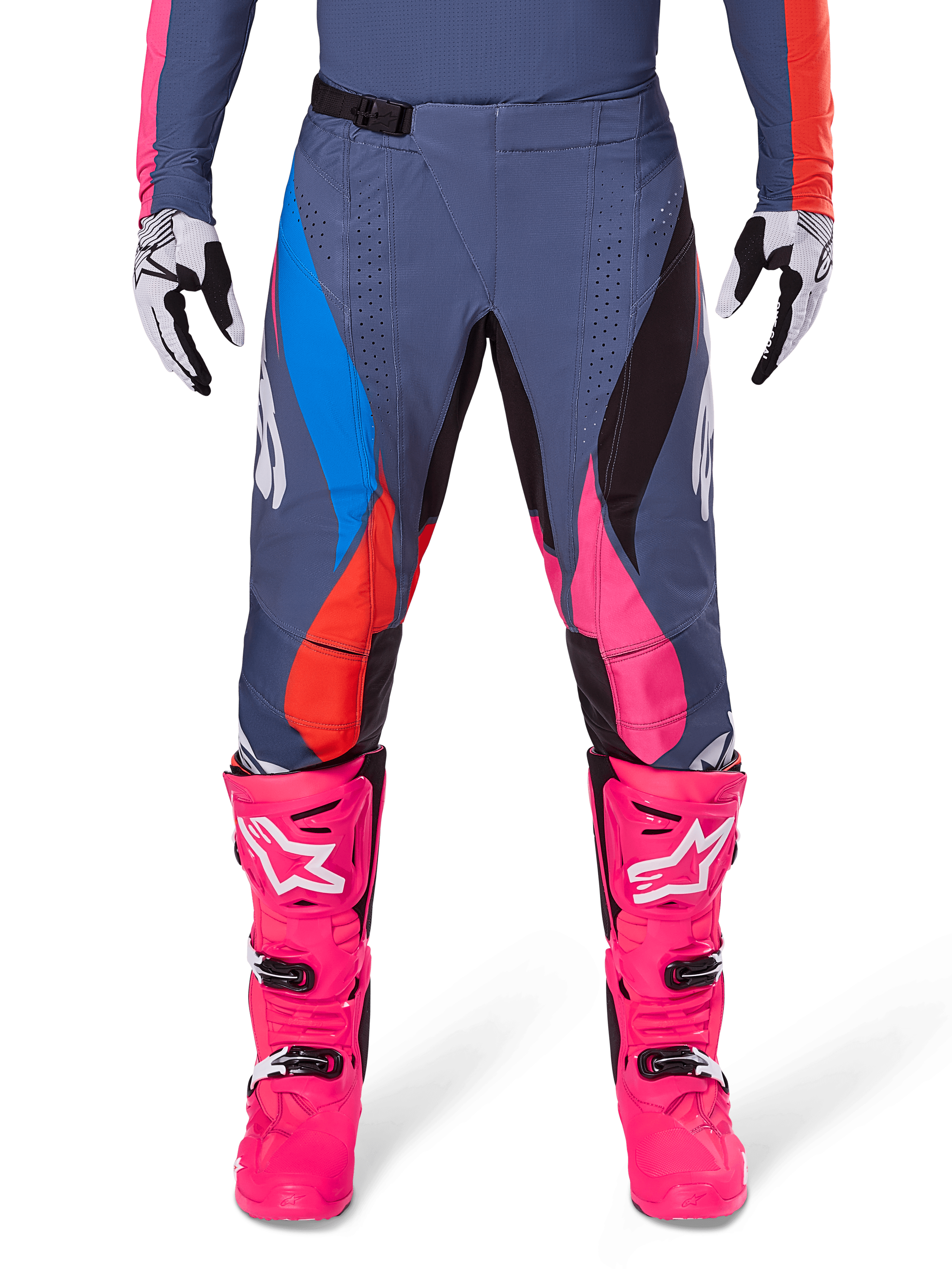Alpinestars 2025 Techstar Dreem byxor, motocrossbyxor, grå multifärgade med rosa, blå och orangea detaljer, bärs med knallrosa motocross-stövlar och matchande tröja, atletisk racingpassform med laserskurna ventilationshål