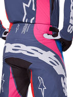 Alpinestars 2025 Techstar Dreem-byxor, motocrossbyxor, grå multifärg med rosa och röda detaljer, detaljvy bakifrån av säte och midja som visar stor vit logotyp, atletisk tävlingspassform med matchande handskar