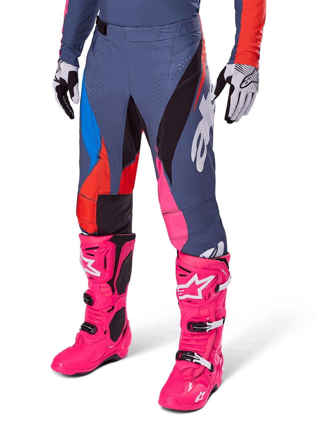 Alpinestars 2025 Techstar Dreem byxor, motocrossbyxor, mörkgrå med paneler i blått, rött och rosa, vit grafik, bärs med neonrosa stövlar och svartvita handskar, djärv design med hög synlighet