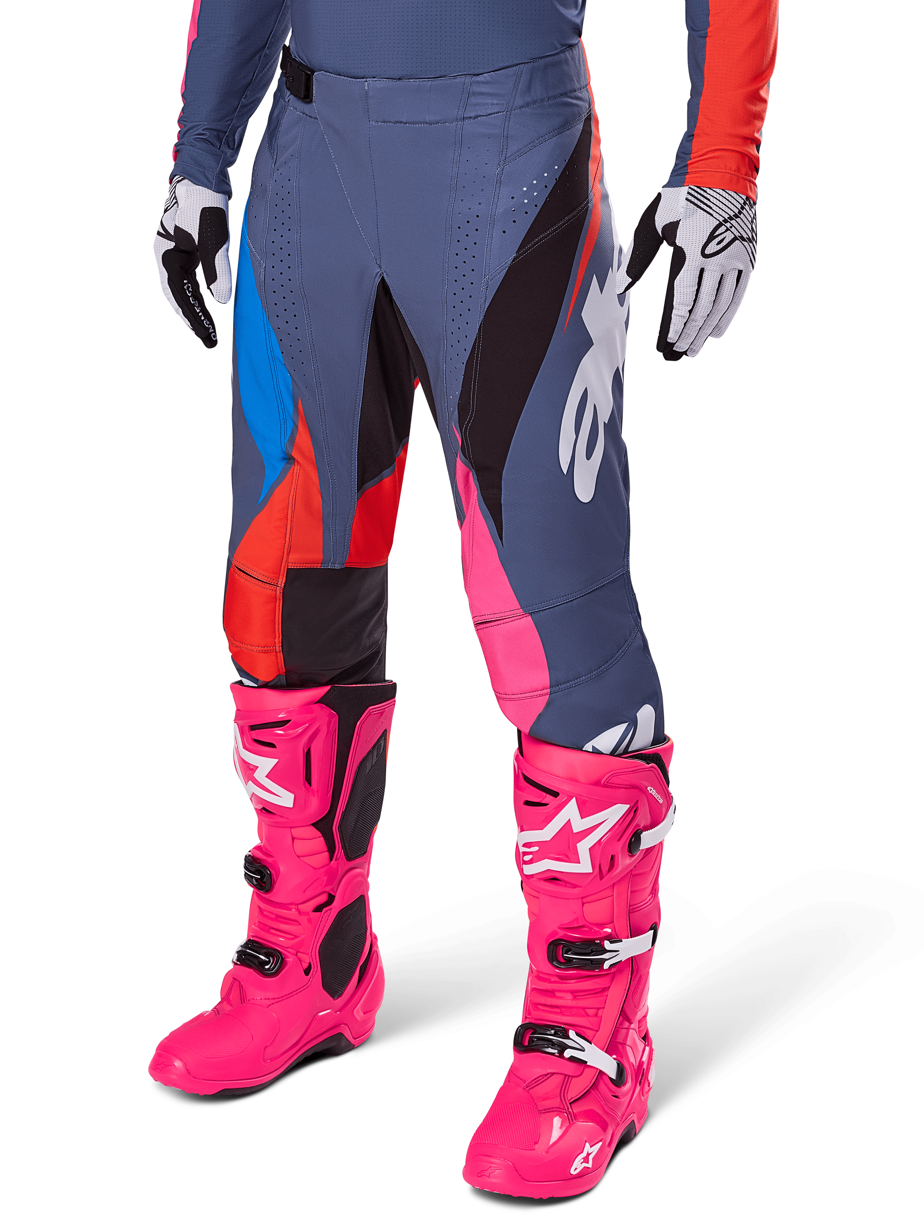 Alpinestars 2025 Techstar Dreem byxor, motocrossbyxor, mörkgrå med paneler i blått, rött och rosa, vit grafik, bärs med neonrosa stövlar och svartvita handskar, djärv design med hög synlighet