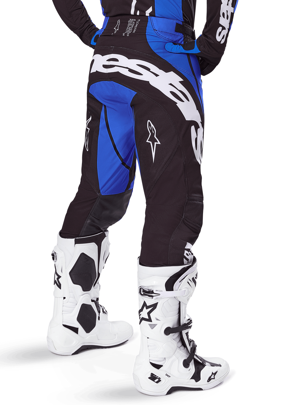 Alpinestars 2025 Techstar Dreem byxor, motocrossbyxor, svarta och blå, vy bakifrån med tydlig vit Alpinestars-logotyp på sätet, bärs med vita och svarta motocross-stövlar och matchande blå tröja, atletisk passform för terrängkörning
