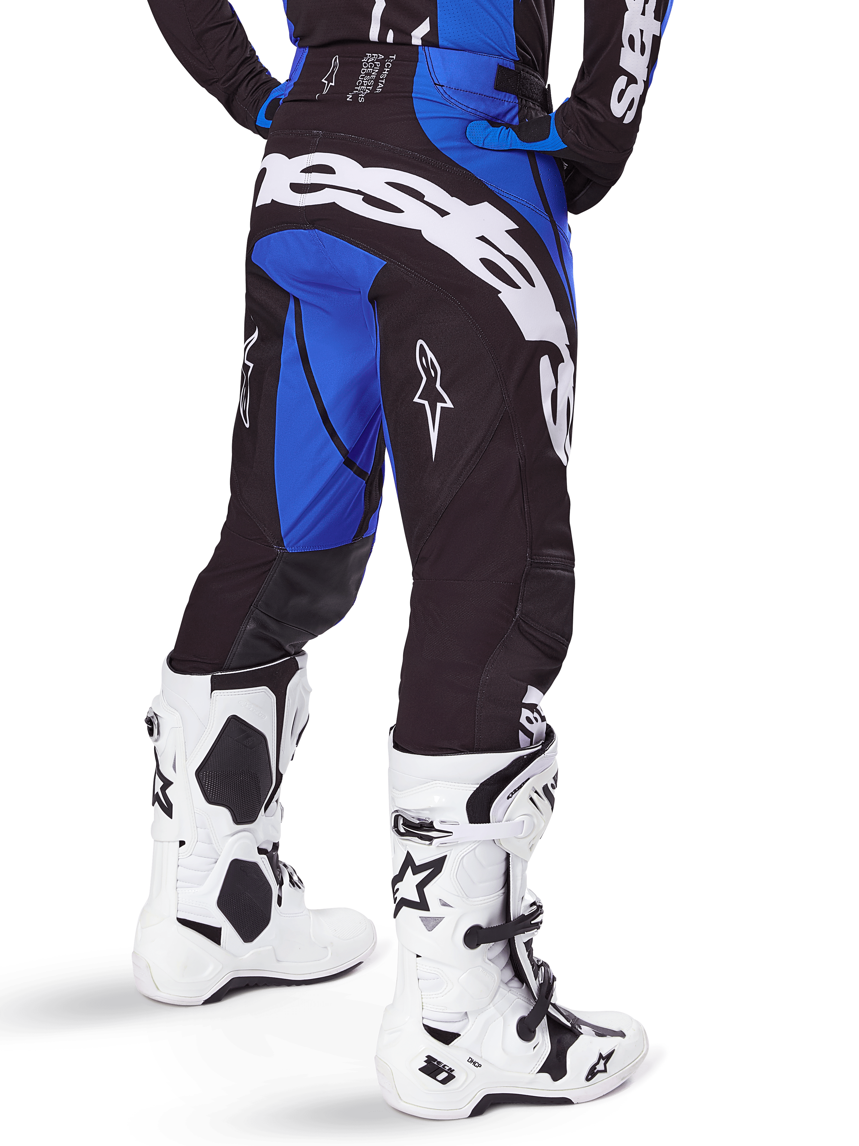 Alpinestars 2025 Techstar Dreem byxor, motocrossbyxor, svarta och blå, vy bakifrån med tydlig vit Alpinestars-logotyp på sätet, bärs med vita och svarta motocross-stövlar och matchande blå tröja, atletisk passform för terrängkörning