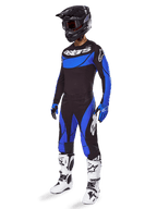 Alpinestars 2025 Techstar Dreem utrustningsset, motocrossutrustning i svart och blått, inklusive tröja och byxor med vit logotyp, bärs med en svart hjälm, blå och svarta handskar samt vita och svarta stövlar, komplett matchande racingoutfit för terrängkörning