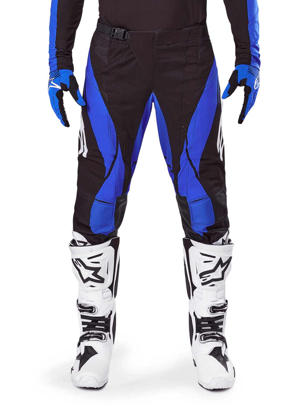 Alpinestars 2025 Techstar Dreem-byxor, motocrossbyxor, svarta och blå, bärs med matchande tröja, handskar och vita stövlar, med blå sidopaneler och atletisk tävlingspassform, hållbart material för terrängkörning