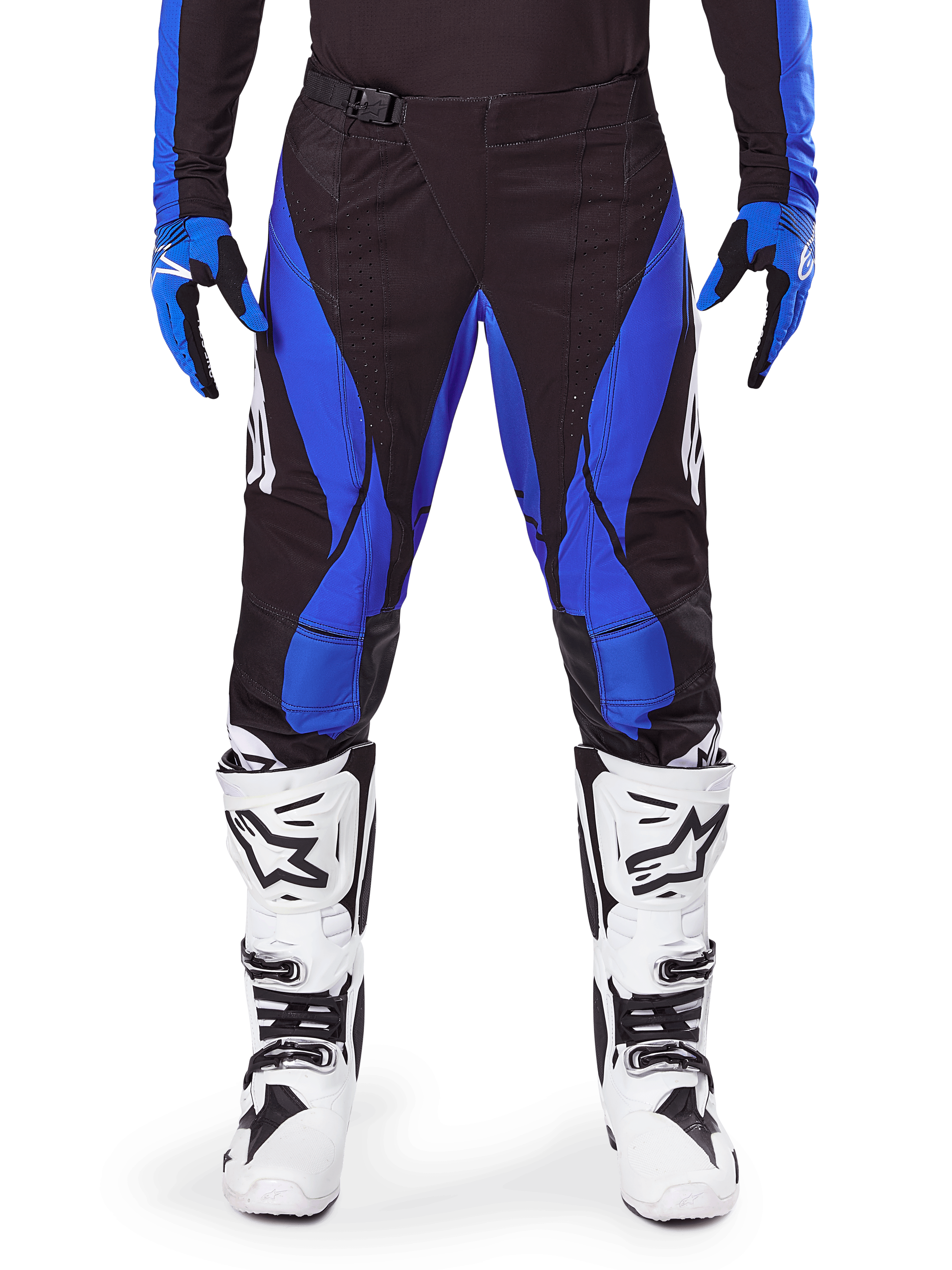 Alpinestars 2025 Techstar Dreem-byxor, motocrossbyxor, svarta och blå, bärs med matchande tröja, handskar och vita stövlar, med blå sidopaneler och atletisk tävlingspassform, hållbart material för terrängkörning