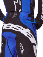 Alpinestars 2025 Techstar Dreem byxor, motocrossbyxor, svarta och blå, vy bakifrån som visar tydlig vit logotyp över sätet, blå detaljer och Techstar-detalj i midjan, koordinerade med matchande tröja och handskar