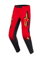 Alpinestars 2026 Supertech Scenz byxor, motocrossbyxor, röda, svarta och gula, röd ovandel som övergår till svarta underben med ett prickigt gradientmönster, stora gula Alpinestars-logotyper på låren, svarta innerpaneler vid knäna och magnetisk midjestängning