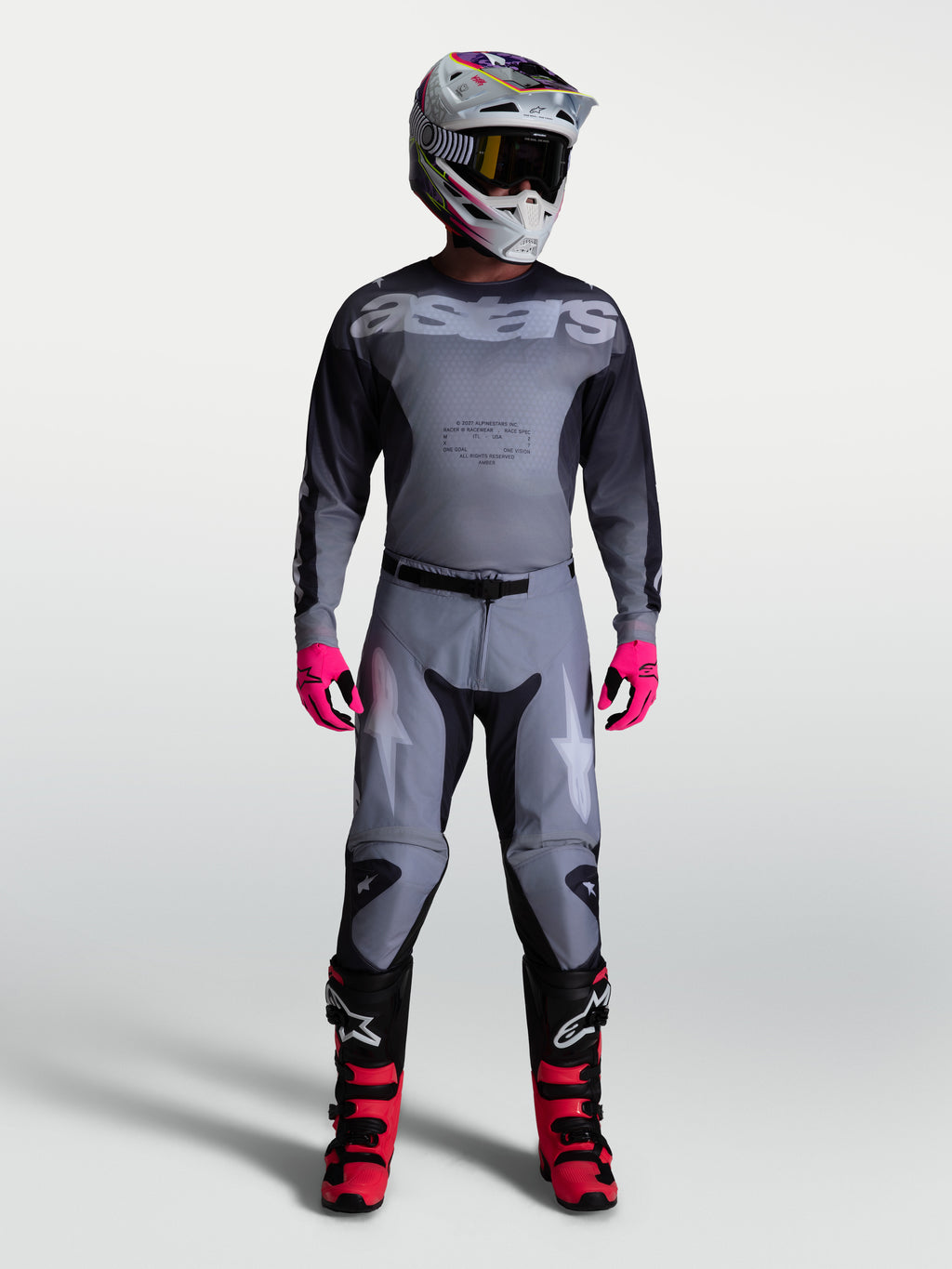 Alpinestars Racer Amber byxor, grå motocrossbyxor för herrar med ljuslila detaljer och förböjd race fit.