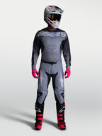 Alpinestars Racer Amber byxor, grå motocrossbyxor för herrar med ljuslila detaljer och förböjd race fit.