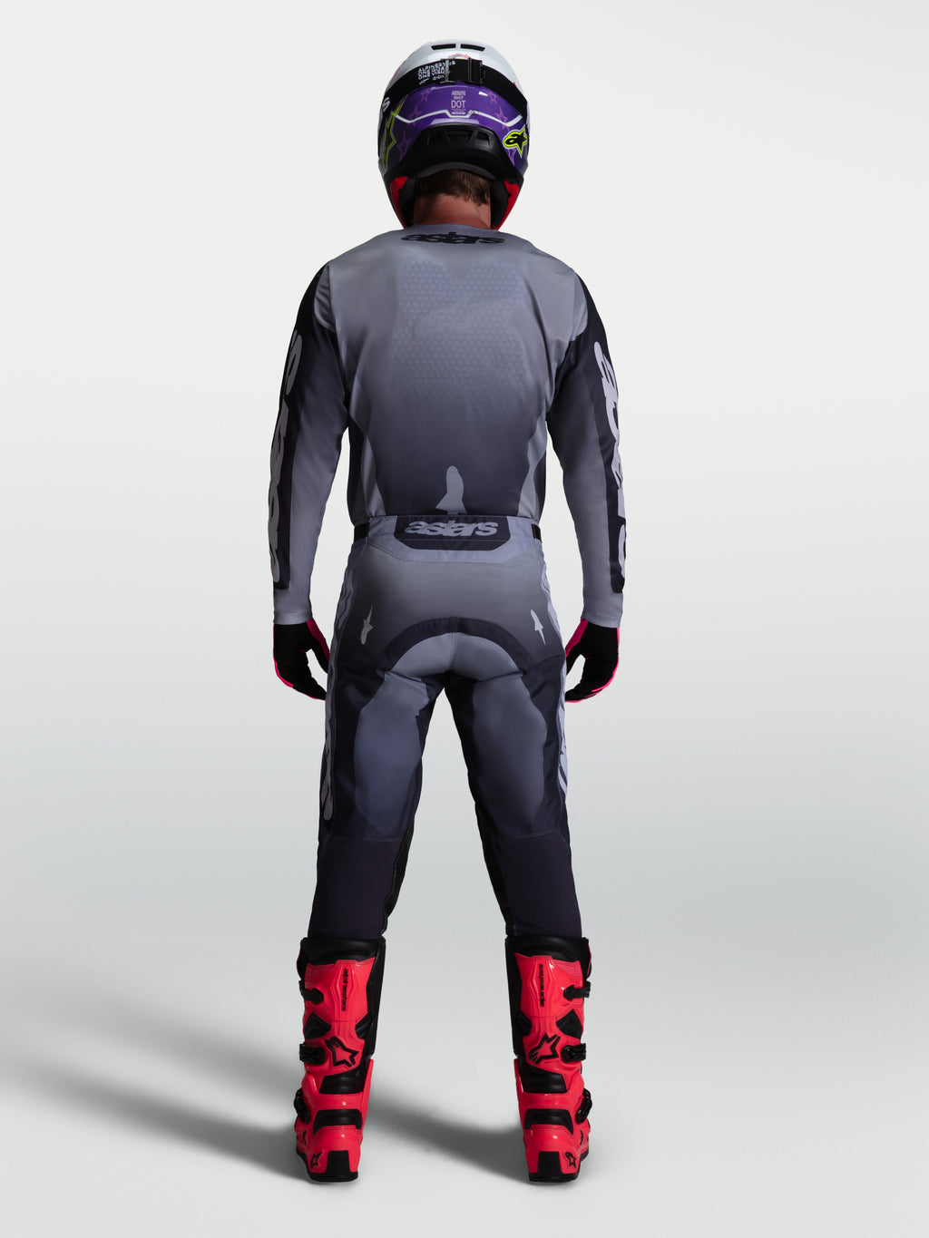 Alpinestars Racer Amber byxor, grå och lila motocrossutrustning för herrar, vy bakifrån med röda stövlar