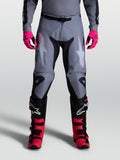 Alpinestars Racer Amber byxor i Graystone, gråa och svarta motocrossbyxor med förböjda ben för terrängkörning.