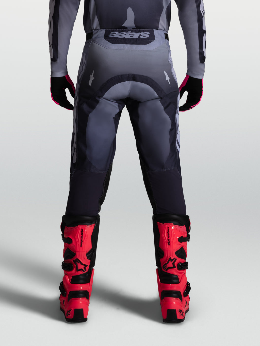 Alpinestars Racer Amber byxor, herrmotocrossbyxor i gråa nyanser, vy bakifrån, slitstarkt 600D-polytyg.