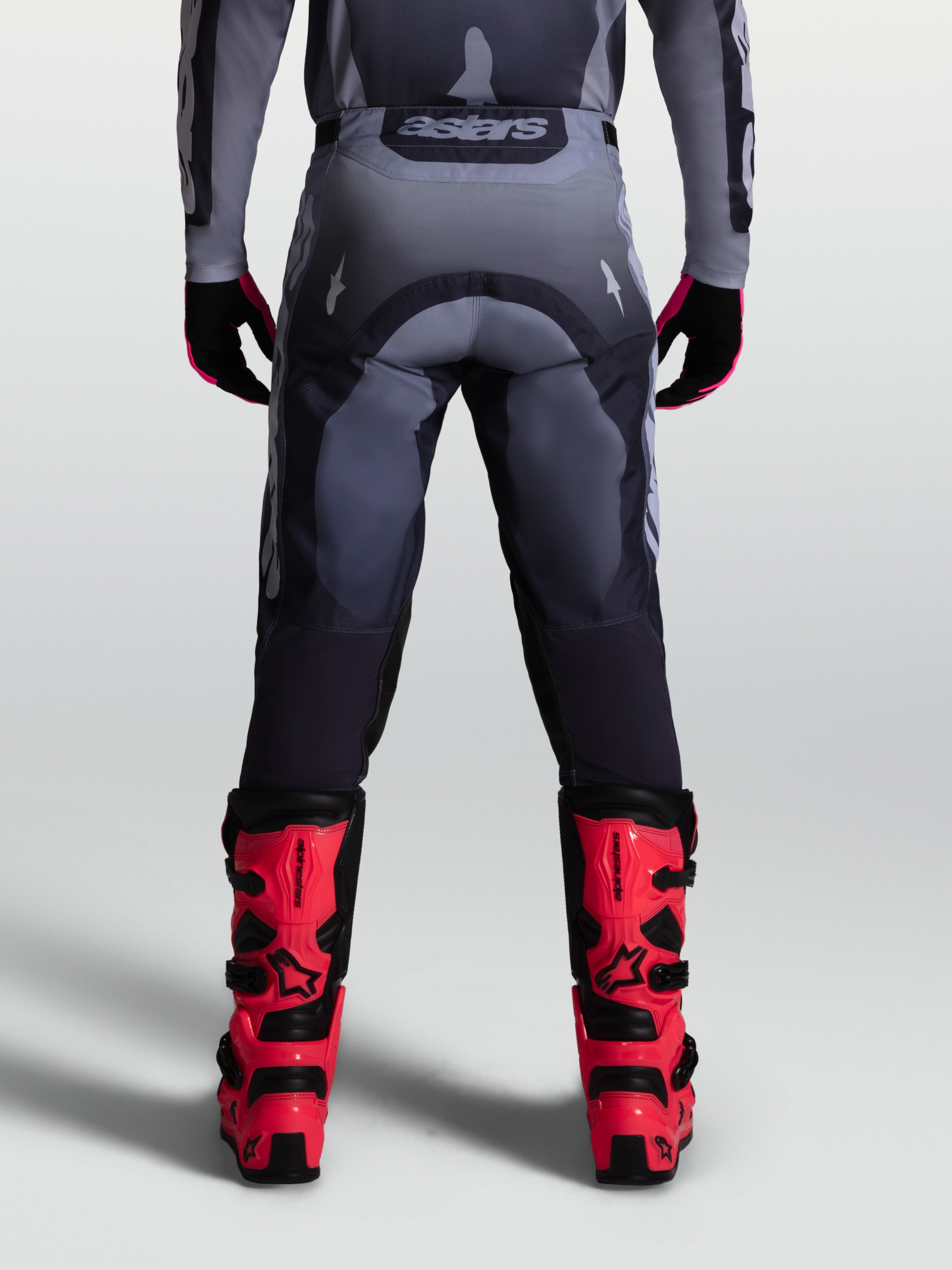Alpinestars Racer Amber byxor, herrmotocrossbyxor i gråa nyanser, vy bakifrån, slitstarkt 600D-polytyg.
