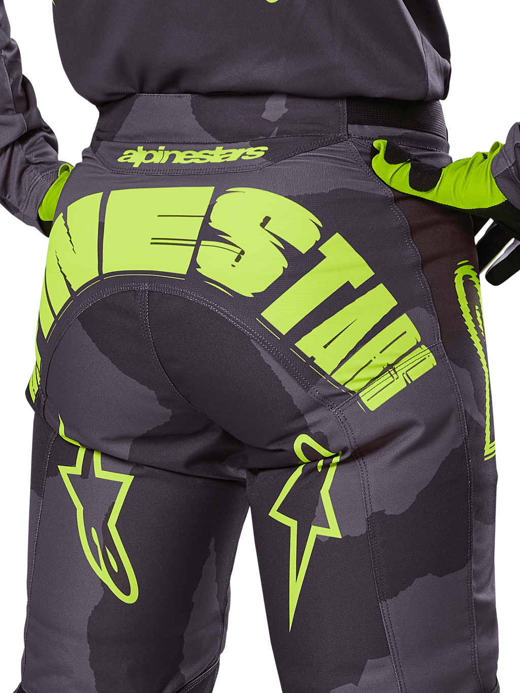 Alpinestars 2025 Racer Hollow byxor, motocrossbyxor, Dark Camo och Yellow Fluo, med en stor gul Alpinestars-logotyp över baksidan, taktiskt kamouflagemönster med klargula accenter och hållbar konstruktion för terrängkörning