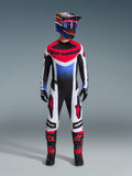 Alpinestars 2026 Techstar Knif Gear Set, motocross-utrustning, röd, vit och blå tröja med Alpinestars-logotyp, matchande vita och svarta byxor med röda detaljer, färgglad racinghjälm med blå goggles, svarta stövlar med röda accenter, komplett MX-racingset