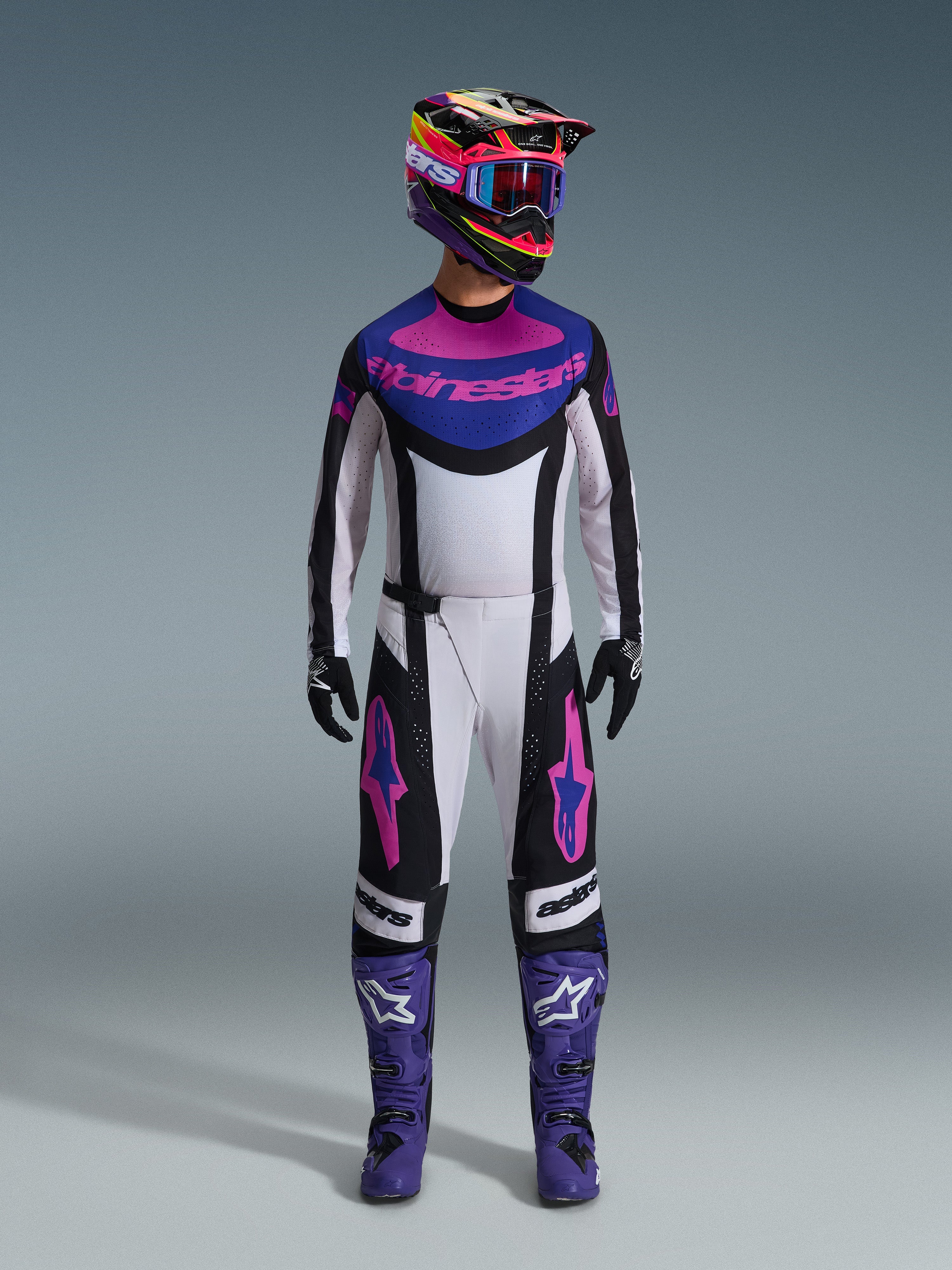 Alpinestars 2026 Techstar Knif Gear Set, komplett motocrossutrustning, vit, svart, lila och rosa, bärs med en flerfärgad hjälm, blå goggles, lila stövlar och svarta handskar, koordinerat högpresterande kit för terrängkörning