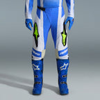 Alpinestars 2026 Techstar Knif utrustningsset, blå och vita motocrossbyxor med neongula logotyper, matchande blå stövlar och handskar, professionell atletisk racingoutfit för terrängkörning