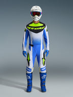 Alpinestars 2026 Techstar Knif Gear Set, motocrossutrustning i blått, vitt och neongult, helkroppsbild av förare i matchande tröja och byxor med vit hjälm, blå goggles och blå racingstövlar, koordinerat kit för terrängtävling