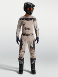 Alpinestars Racer Lone utrustningsset, beige ökenkamouflage, motocrosströja och byxor på modell med svart hjälm och stövlar.