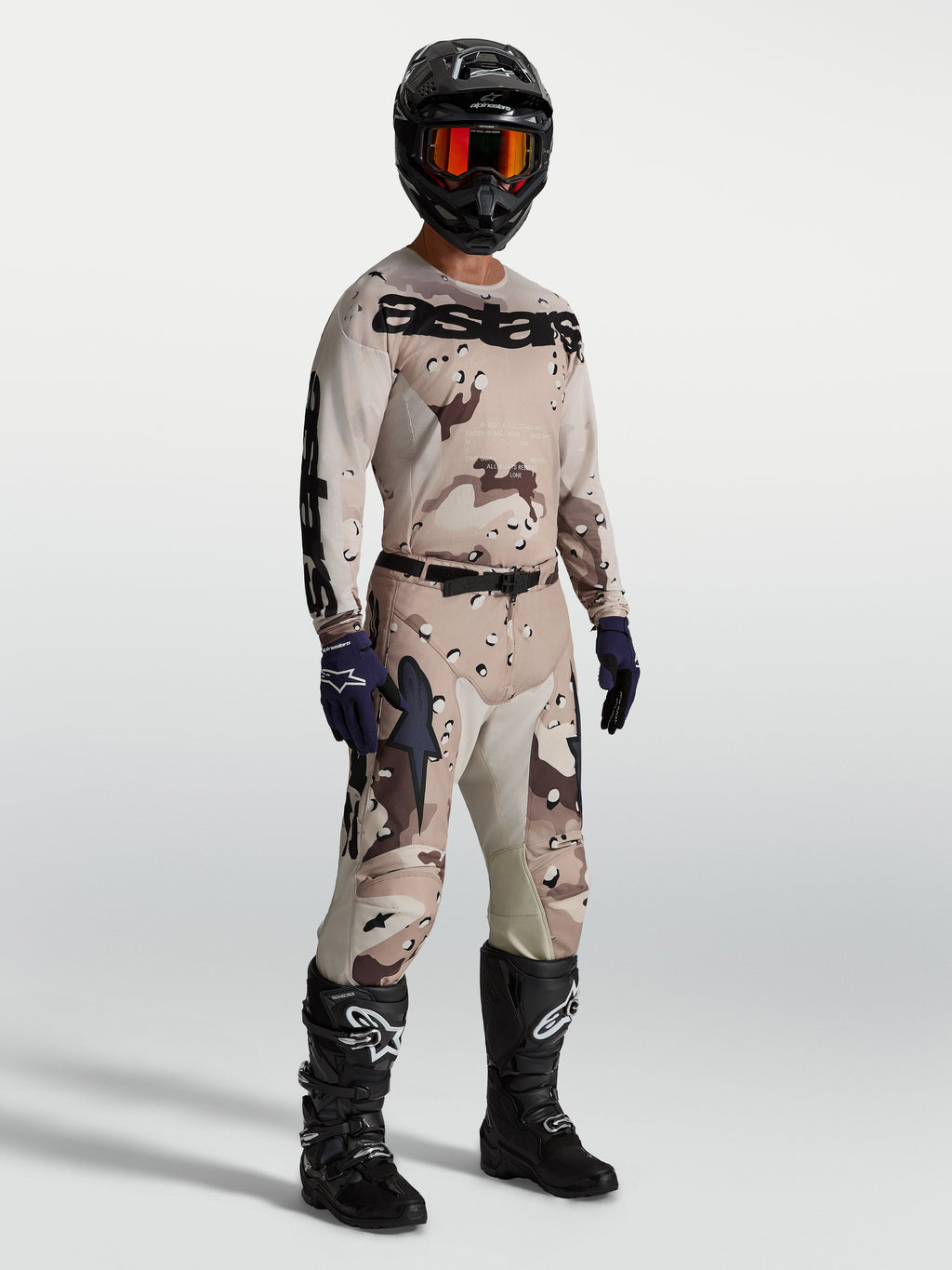Alpinestars Racer Lone Gear Set, komplett motocrossutrustning i tan och brun camo, tröja och byxor med svarta motorcykelstövlar och hjälm, optimerad för terrängkörning