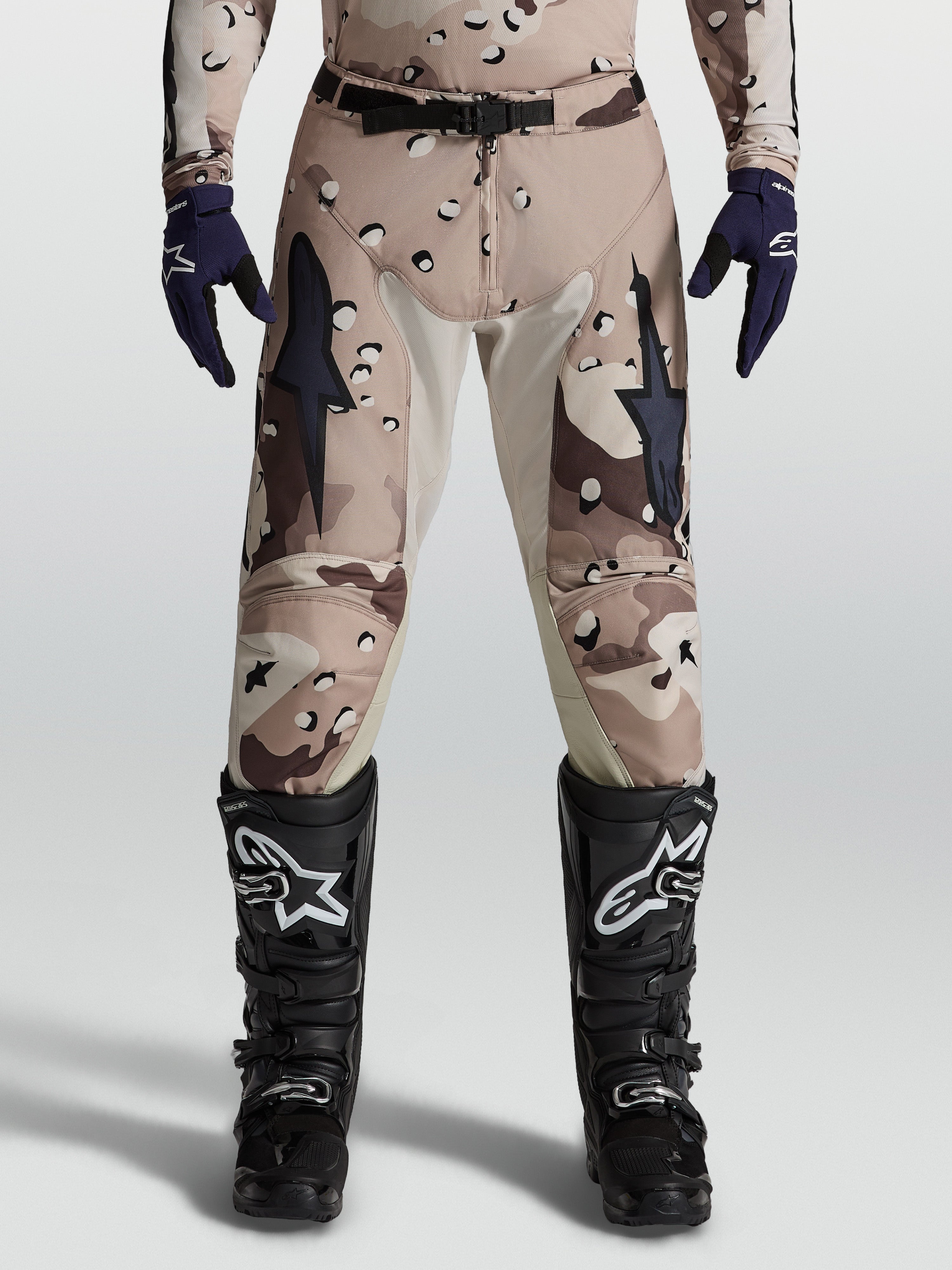 Alpinestars Racer Lone byxor, motocrossbyxor för herr i ökenkamouflage och svart med förstärkta innerknän i läder.