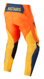 Alpinestars Techstar Factory byxor, motocrossbyxor, orange, mörkblå och varmgul, vy bakifrån med den gula ASTARS-logotypen på en mörkblå panel baktill, livfull orange bas med ventilerande gult meshtyg på underbenen och blå detaljer