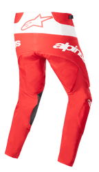 Alpinestars 2023 Techstar Arch byxor, motocrossbyxor, Mars Red och vita, vy bakifrån med tydlig vit branding och stjärnlogotyp, mörka förstärkningar på insidan av benen, teknisk design för terrängkörning