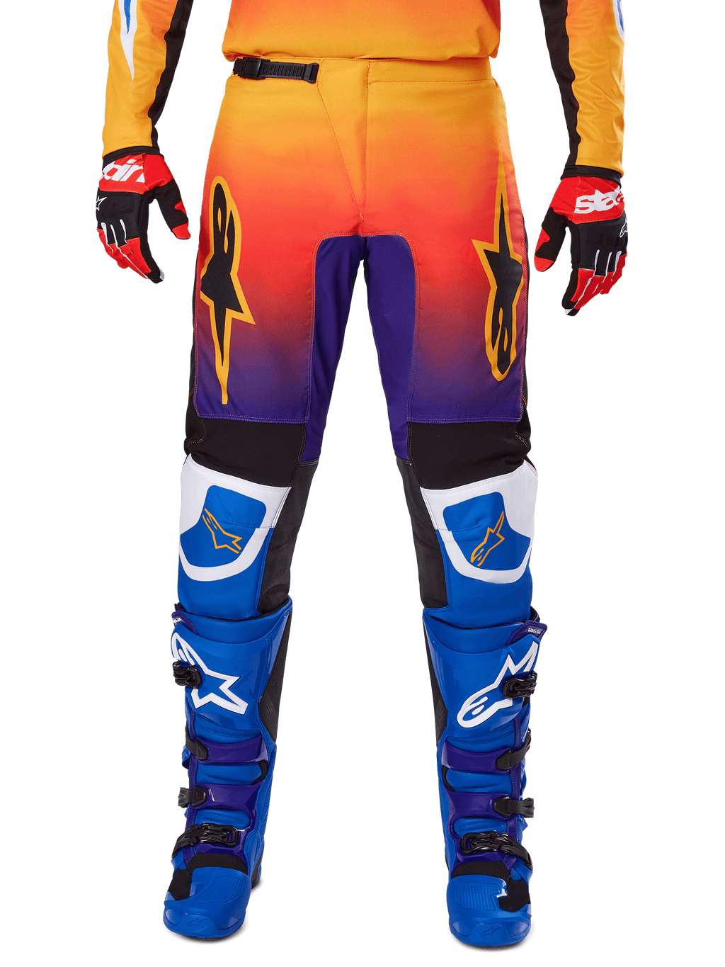 Alpinestars 2025 Fluid Wurx byxor, motocrossbyxor, flerfärgade med toning från orange till lila och blå paneler, bärs med matchande blå och lila stövlar samt röda och svarta handskar, vy framifrån med stjärnlogotyp