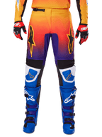 Alpinestars 2025 Fluid Wurx byxor, motocrossbyxor, flerfärgade med toning från orange till lila och blå paneler, bärs med matchande blå och lila stövlar samt röda och svarta handskar, vy framifrån med stjärnlogotyp