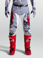 Alpinestars Racer Air Lone byxor, grå kamouflagemönstrade motocrossbyxor med röda detaljer, perforerat tyg och getläder