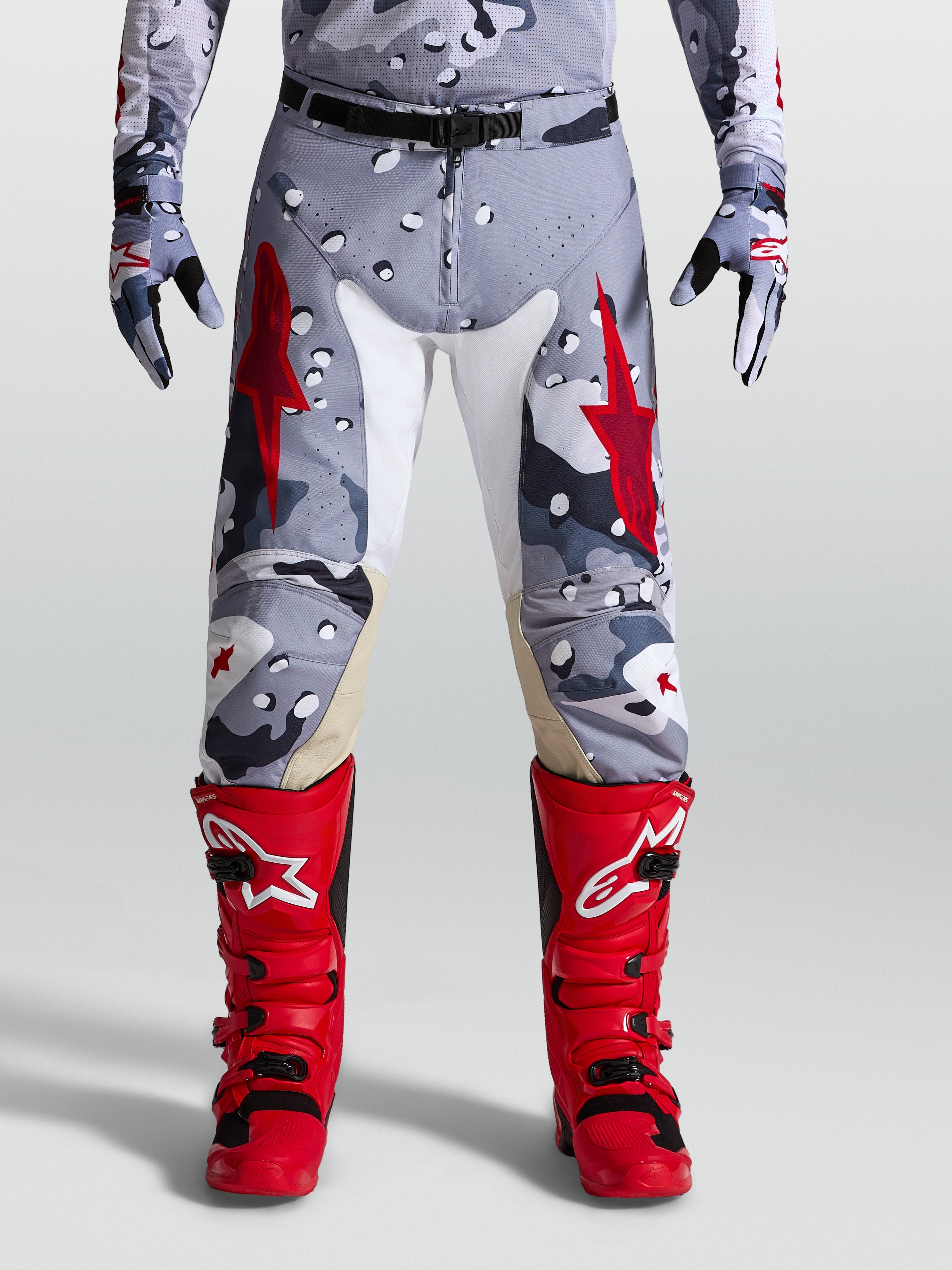 Alpinestars Racer Air Lone byxor, grå kamouflagemönstrade motocrossbyxor med röda detaljer, perforerat tyg och getläder
