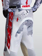 Alpinestars Racer Air Lone byxor, motocrossbyxor i grått kamouflage och rött, vy bakifrån med perforerat polytyg för ventilation.