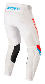 Alpinestars Techstar Quadro byxor, motocrossbyxor, benvita med blå och neonröda detaljer, vy bakifrån som visar ljusblå 'ASTARS'-logotyp på midjebandet, ventilationspaneler i mesh, svart läderlapp på benets insida och röd logotyp på sidan.