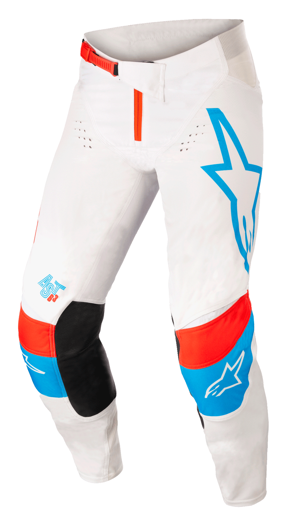 Alpinestars Techstar Quadro-byxor, motocrossbyxor, off-white med blå och neonröda detaljer, med en stor blå stjärnlogotyp på vänster ben, AST 63-logotyp på höger ben, svarta innerpaneler på knäna, rött midjespänne och perforerade ventilationszoner för terrängkörning