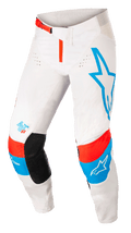 Alpinestars Techstar Quadro-byxor, motocrossbyxor, off-white med blå och neonröda detaljer, med en stor blå stjärnlogotyp på vänster ben, AST 63-logotyp på höger ben, svarta innerpaneler på knäna, rött midjespänne och perforerade ventilationszoner för terrängkörning