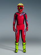 Alpinestars Fluid Grid Gear Set 2026, motocrossutrustning, röd och svart, komplett förarutrustning med röd tröja och byxor med blå och vita logotyper, matchande röd hjälm med neongula detaljer och neongula stövlar, högpresterande design för terrängkörning