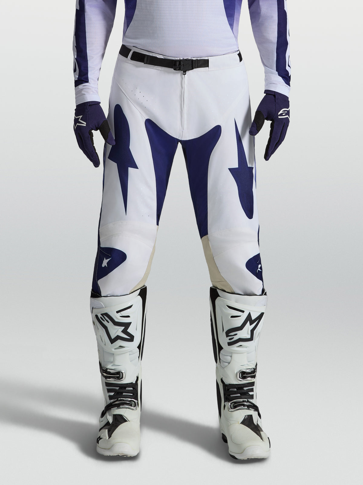 Alpinestars Racer Air Amber byxor, blå och vita MX-byxor med perforering för optimalt luftflöde vid terrängkörning.