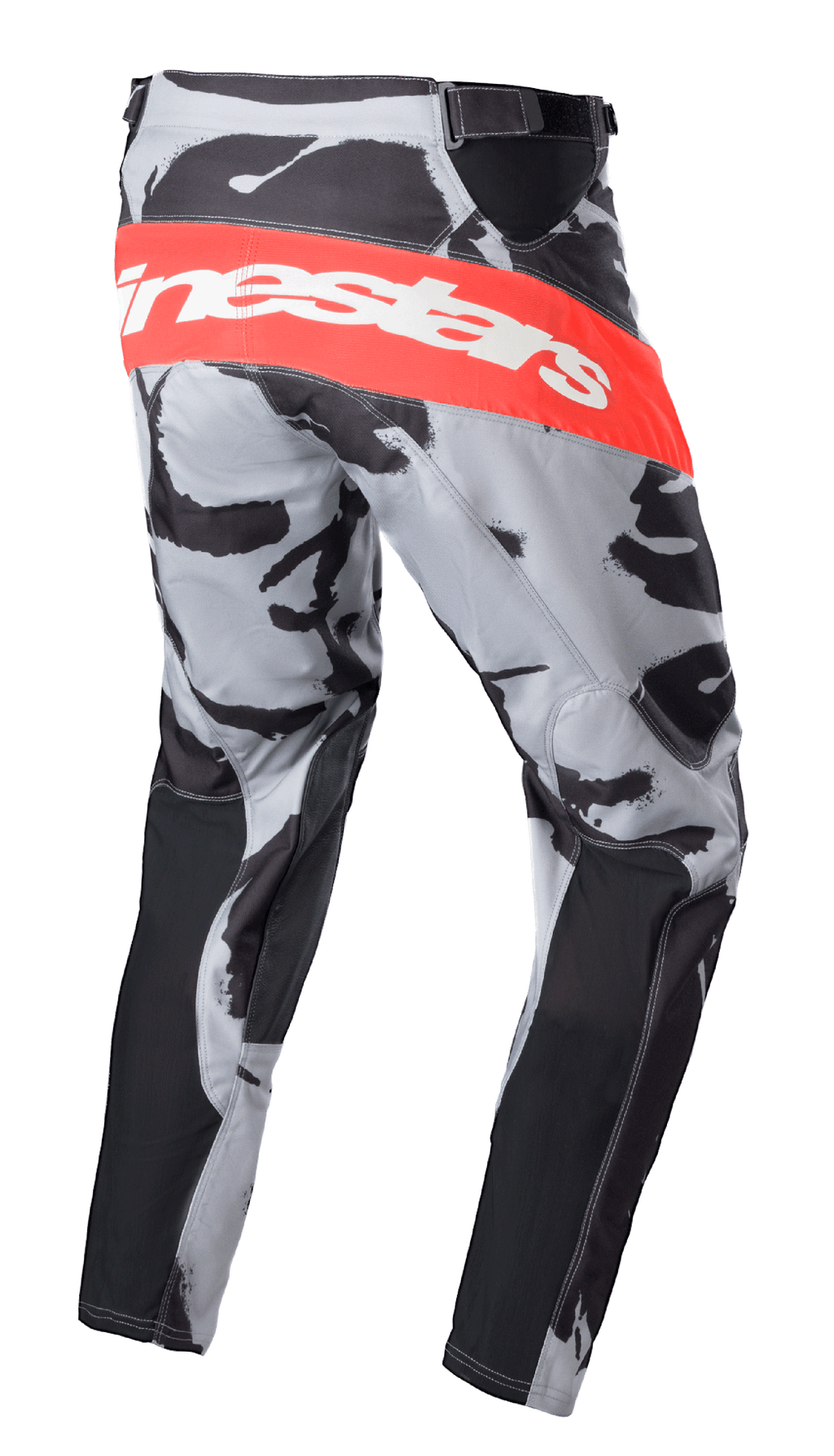 Alpinestars 2023 Racer Tactical byxor, motocrossbyxor, Cast Gray Camo och Mars Red, brett rött horisontellt band med vit Alpinestars-logotyp på baksidan, kamouflagemönster med svarta paneler, sportig design för motocross
