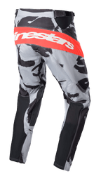 Alpinestars 2023 Racer Tactical byxor, motocrossbyxor, Cast Gray Camo och Mars Red, brett rött horisontellt band med vit Alpinestars-logotyp på baksidan, kamouflagemönster med svarta paneler, sportig design för motocross