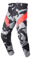Alpinestars 2023 Racer Tactical-byxor, motocross- och offroadbyxor, kamouflagemönster i Cast Gray och svart med diagonala accenter i Mars Red, läderförstärkta paneler på innerbenen, spännlås i midjan, ergonomisk förböjd design för terrängkörning