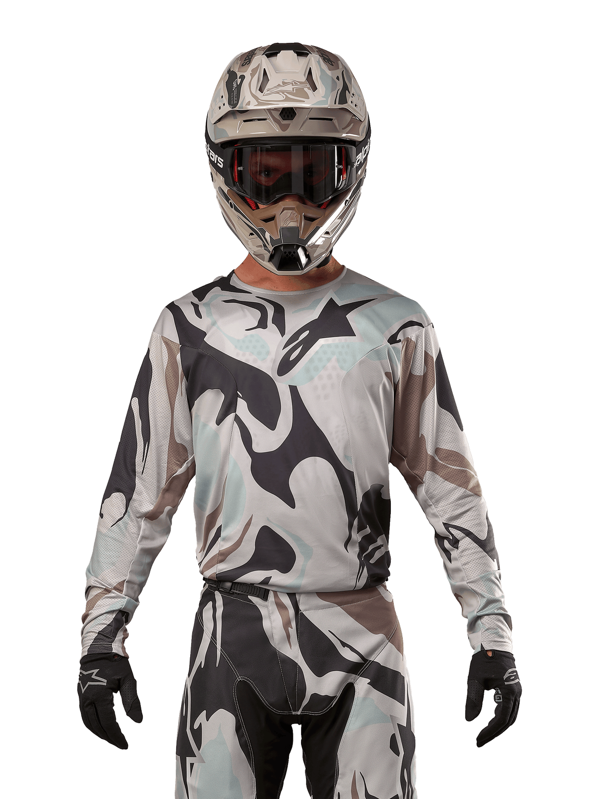 Alpinestars 2024 Racer Tactical tröja, motocrosströja, kamouflagemönstret Iron Camo Dust Gray, förare som bär matchande hjälm och goggles med svarta handskar, teknisk utrustning för terrängkörning