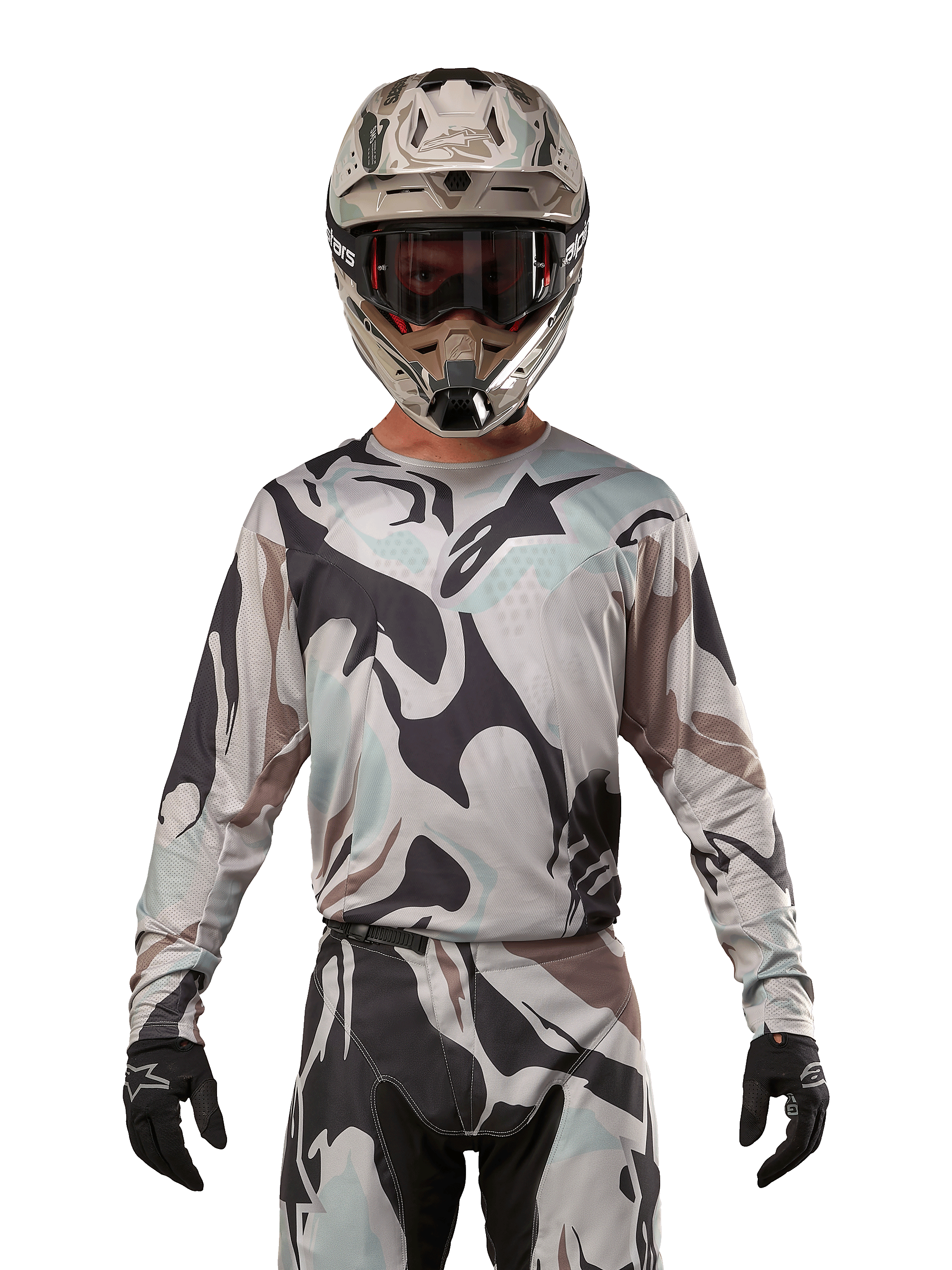 Alpinestars 2024 Racer Tactical tröja, motocrosströja, kamouflagemönstret Iron Camo Dust Gray, förare som bär matchande hjälm och goggles med svarta handskar, teknisk utrustning för terrängkörning