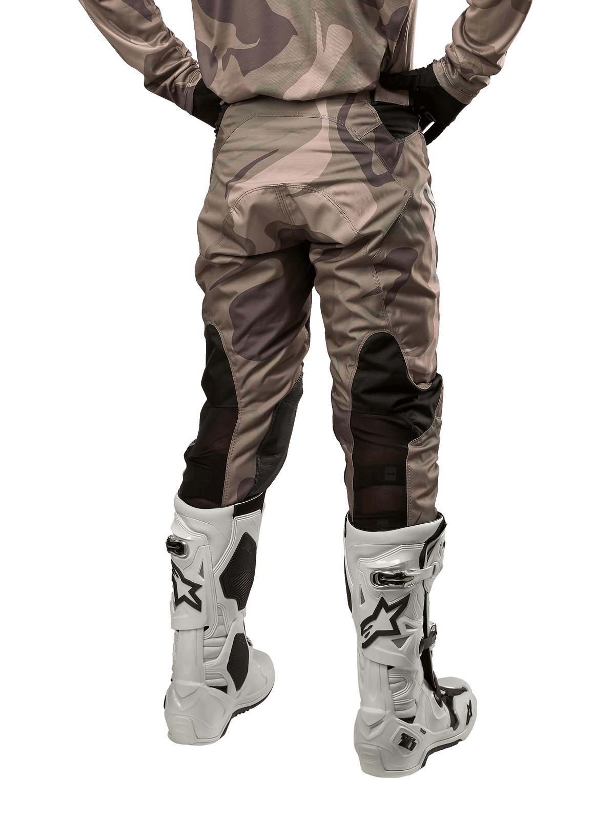 Alpinestars 2024 Racer Tactical byxor, motocrossbyxor, militärgrön kamouflagebrun, vy bakifrån som visar kamouflagemönster och svarta ventilerande stretchpaneler på underbenen, bärs med vita motocross-stövlar, hållbar teknisk utrustning för terrängkörning