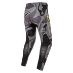 Alpinestars 2024 Racer Tactical byxor, motocrossbyxor, Cast Gray Camo Magnet, baksida som visar grått kamouflagemönster med svarta förstärkta paneler, gul logotypdetalj på höften, tekniskt ripstop-material för terrängkörning